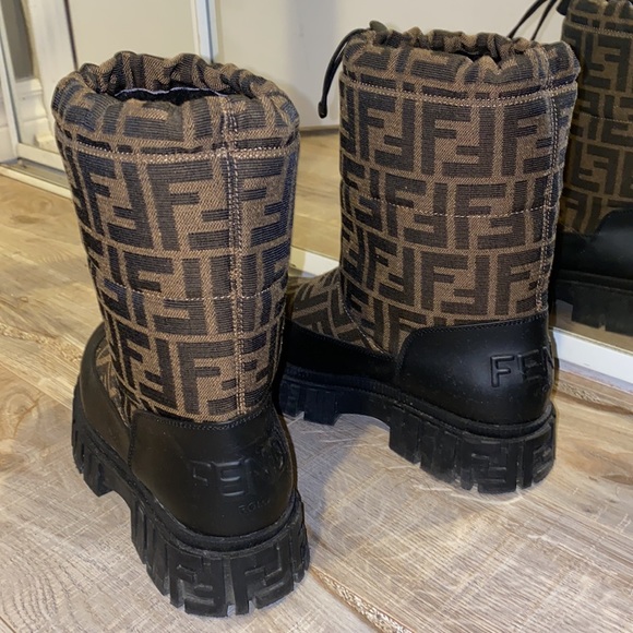 Authentic Fendi boots. Pristine condition only worn once. Fits like a 5.5-6 - Picture 2 of 4